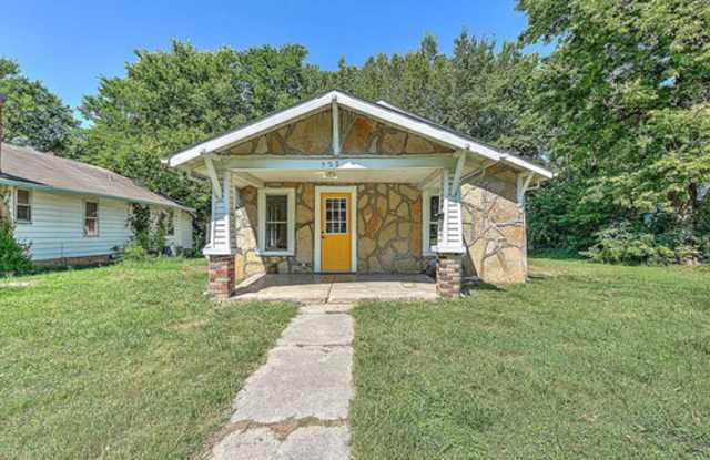 Available Now! 2-bedroom, 1-bathroom Home in Downtown Springdale photos photos