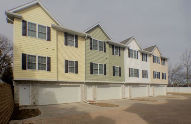 220 E 37TH Street - 220 East 37th Street, Davenport, IA 52806
