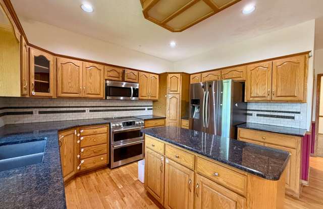 Spacious 4 Bed/4 Bath Home Gallery 3
