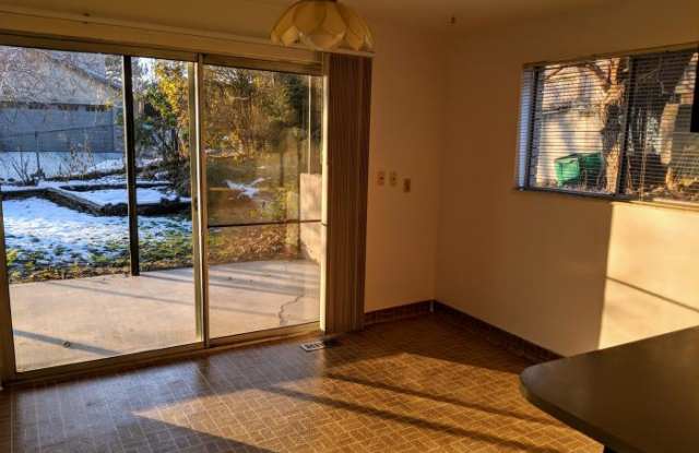 685 De Soto Street East Gallery 3