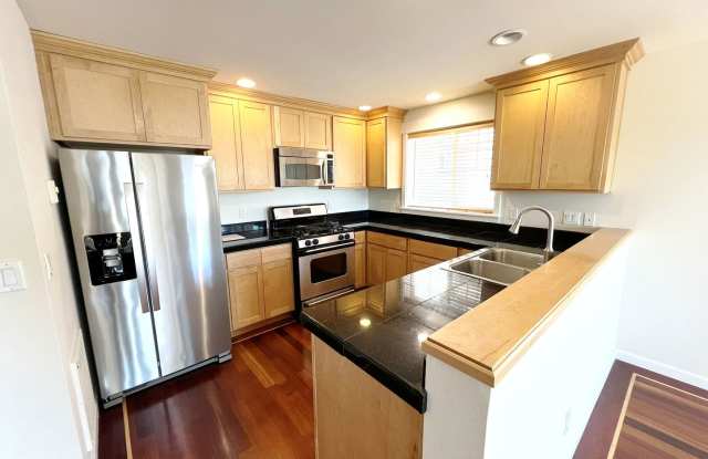 3 BED SEATTLE TOWNHOME FOR RENT W HIGH END FINISHES & EASY COMMUTE Gallery 1