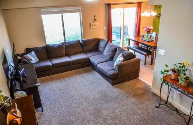 Beautiful end unit town home with garage Gallery 4