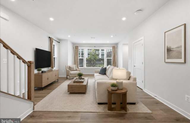 43728 TRANSIT Square Gallery 3