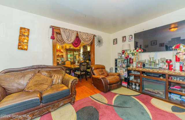 792 Washington Avenue Gallery 4