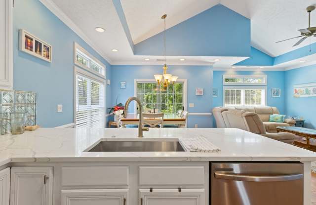 Winter Rental! Beautiful four-bedroom private home with updated appliances! Only a few blocks to the beach! Gallery 3