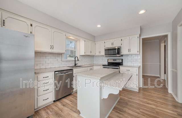 6410 NW Hilldale Dr - 6410 Northwest Hilldale Drive, Kansas City, MO 64151