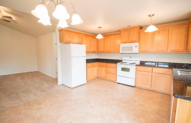 CLEAN, MODERN UPSTAIRS APARTMENT Gallery 4