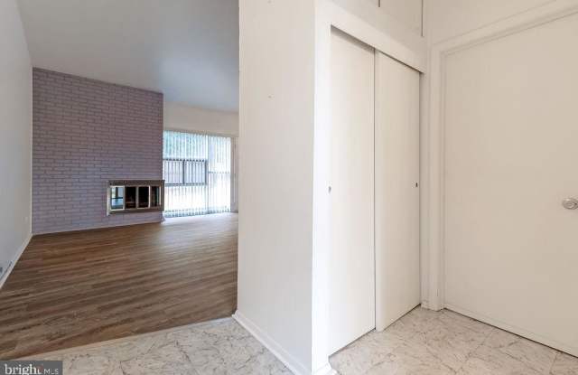 6804 SYLVALE COURT Gallery 4
