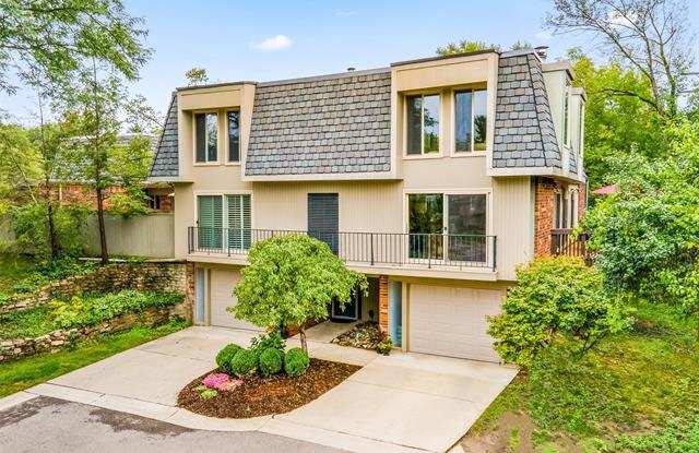 1000 STRATFORD Lane E - 1000 Stratford Lane West, Bloomfield Hills, MI 48304