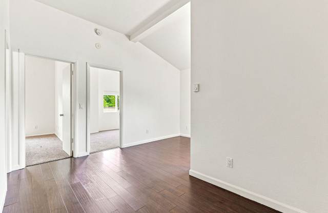 2 Bed, 1 bath Available! Gallery 4