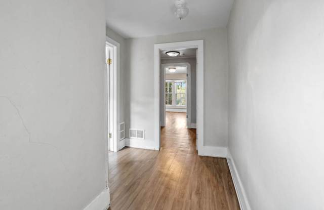 220 W 9th St (Duplex) Gallery 4