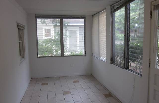 2 Bed/1 Bath Duplex Close to Campus on NW 11th Street Gallery 4