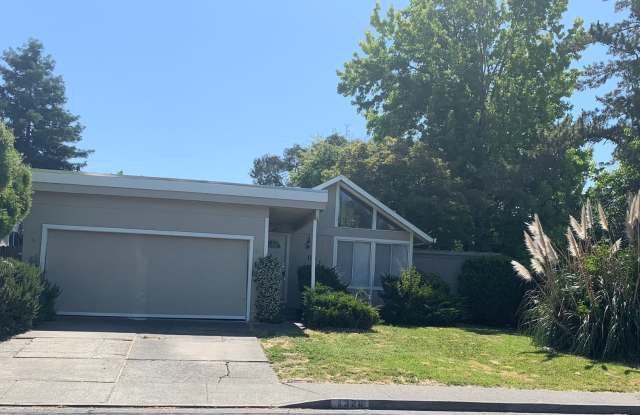 Close to Everything 4 bedroom, 2 Bath House ~ Remodeled Kitchen~ Available Now photos photos