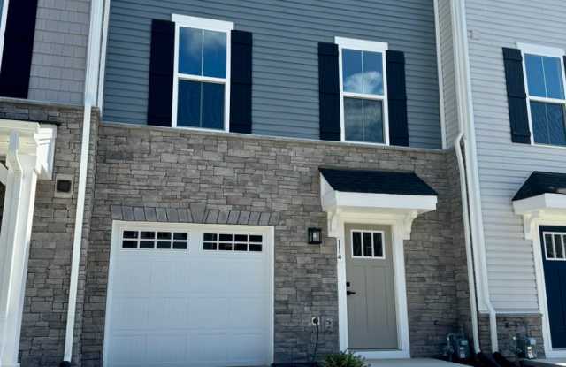 3 Bedroom Townhouse w/garage located in Poquoson with a Free First Month's Rent With A 2 Year Lease photos photos
