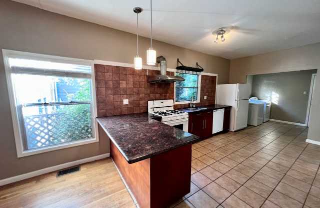 Lovely and spacious 2bd / 1 bth plus bonus room with washer & dryer! photos photos