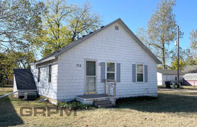 Clean 2 Bedroom 1 Bath House - 715 West 16th Avenue, Hutchinson, KS 67501