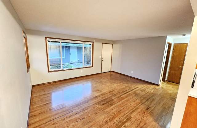Renovated 2 Bedroom, 1 Bath Apt in Inner Milwaukie Gallery 4