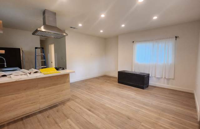 129 W Howard St photos photos