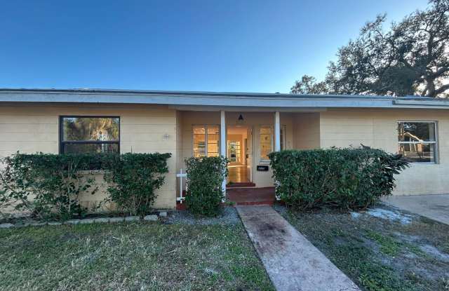 Spacious 3/2 home available now, and conveniently located near downtown and Manatee Hospital photos photos