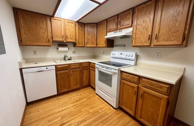 Charming 1-Bedroom Condo with Great Amenities photos photos