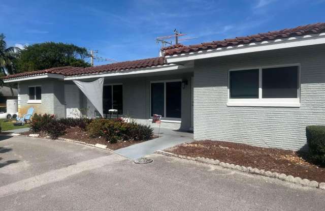 2494 NE 5th Avenue photos photos