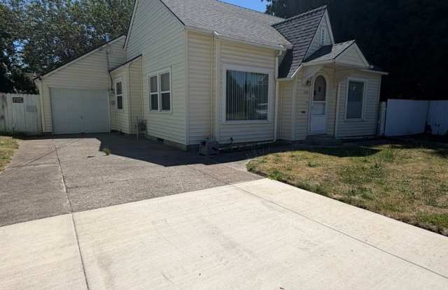 2 Bedroom with a garage with Large fenced yard! Gallery 1