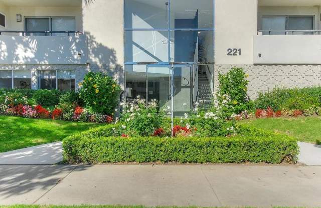 221 S Doheny Dr - 221 South Doheny Drive, Beverly Hills, CA 90211