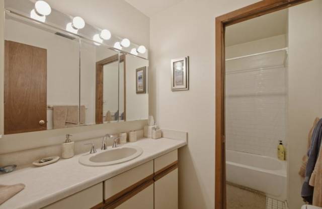 660 W Grand Gallery 2