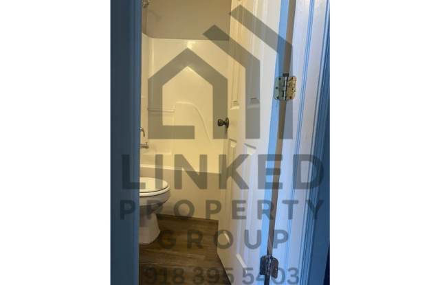 Townhome off Riverside in Tulsa! Gallery 3