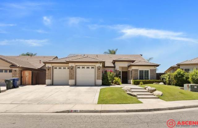 Spacious 5 Bed, 2 Bath Home in NW Bakersfield, Solar Included! Gallery 3