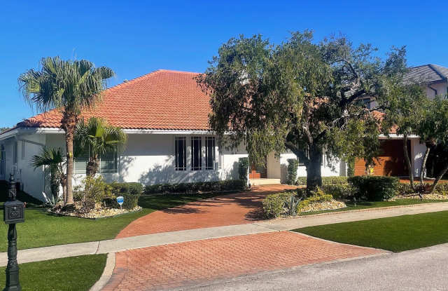 885 NE Mulberry Drive Gallery 3