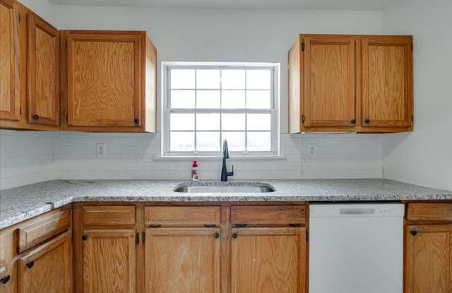Spacious 4 bed/1.5bath for rent in East Ridge! Gallery 4