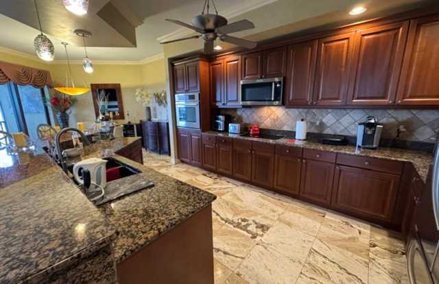 Gorgeous 4 bedroom 3 bath High-rise Condo Gallery 4