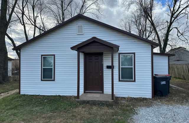 2 Bedroom, 1 Bathroom Home with large backyard, near Downtown Springdale photos photos