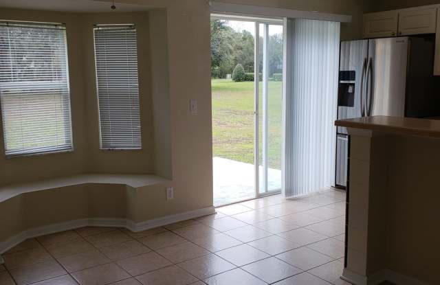 Nice, commodious house with 4bedrooms and 2 bathrooms located in sought after FishHawk Ranch Gallery 3