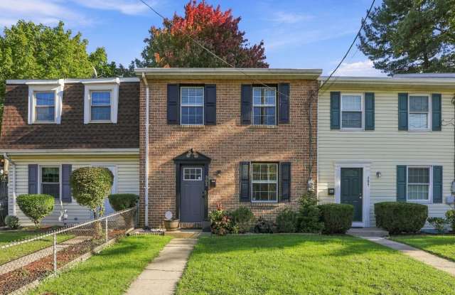 Charming 3-Bedroom Townhome with Central Air, Basement & Off-Street Parking Gallery 1