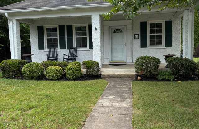 Lovely Leesburg Three Bedroom Home W/Massive Backyard, Front Yard, & More photos photos