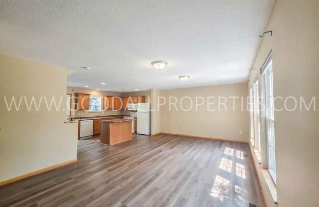 Price reduction!! 2-Bedroom, 2.5-Bath Urbandale Townhome with Attached 2-Car Garage Gallery 4