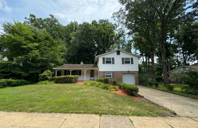 Spacious 4 Bed 3 Bath Home With Fully Fenced Yard In Amenity-Rich Kings Park West - 10013 Eastlake Drive, Kings Park West, VA 22032