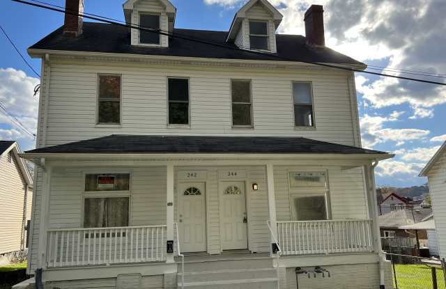 242 Moore St Gallery 2