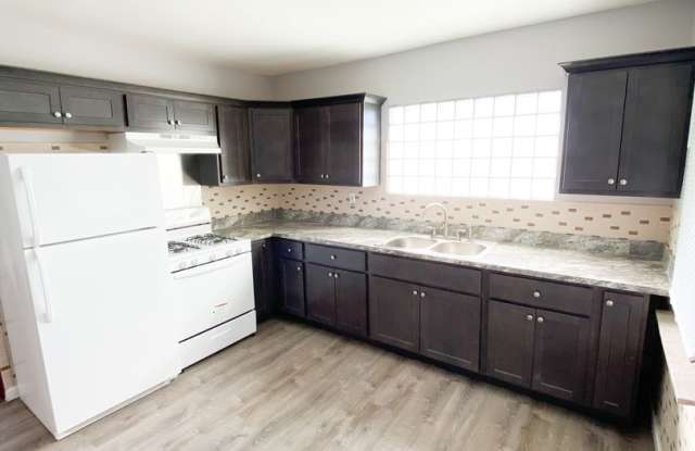 Spacious 2 Bed/1 Bath! Updated Kitchen! Hardwood Floors! photos photos Spacious 2 Bed/1 Bath! Updated Kitchen! Hardwood Floors! photos photos
