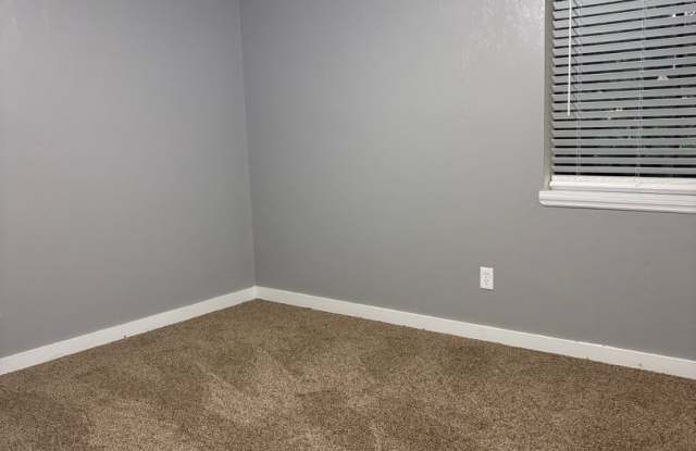 Downstairs 2bed/1ba off Park Ave Gallery 3