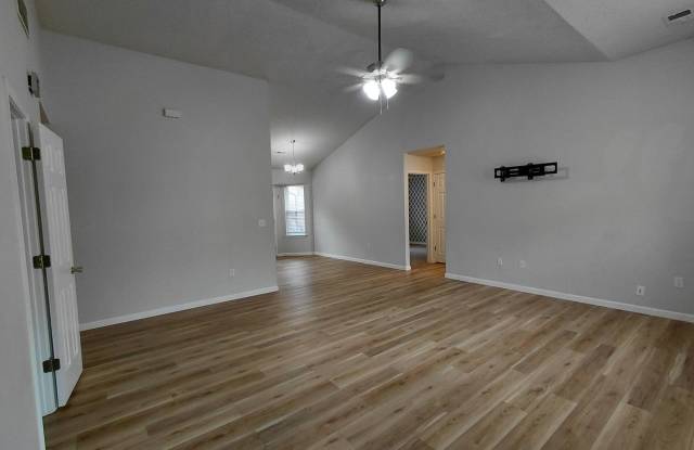 Fenced home close to FLW! Gallery 4