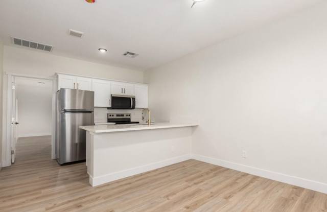 UNFURNISHED....month Free! 1 bed Gem in the Heart of Phoenix! - 1241 East Adams Street, Phoenix, AZ 85034