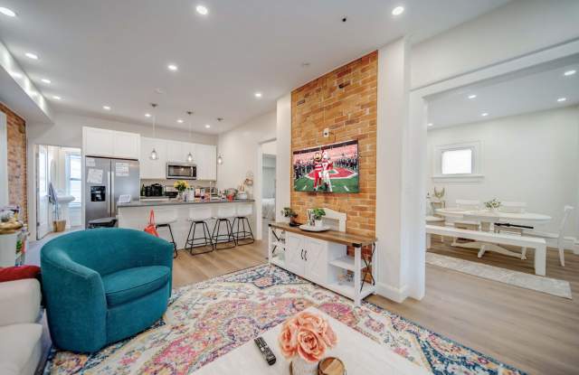 Massive 10 Bedroom Newly Renovated House Perfect for Students, Greek Life, Clubs, and More! Gallery 3