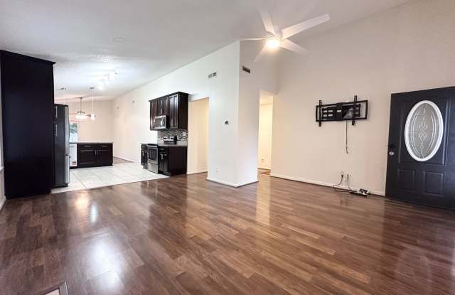 Beautifully Remodeled 3 Bedroom in the Brandon Neighborhood Gallery 4