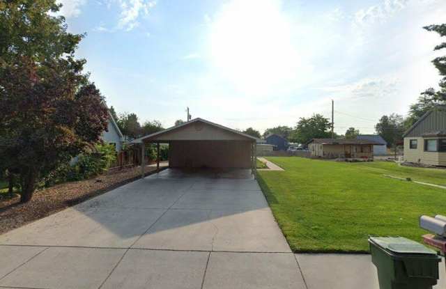 656 SW 5th St -2 bedroom 1 bath House with covered parking - 656 Southwest 5th Street, Ontario, OR 97914