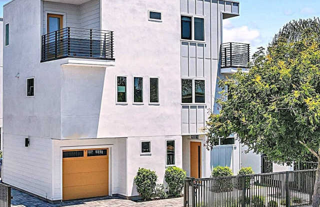 New building, 3 story townhouse, 2+2.5, gated, 2 balconies, great natural light, Secure parking Gallery 1