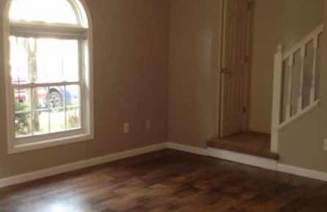 3 bedroom, 2.5 bath Townhome in Oaklawn Park Gallery 3