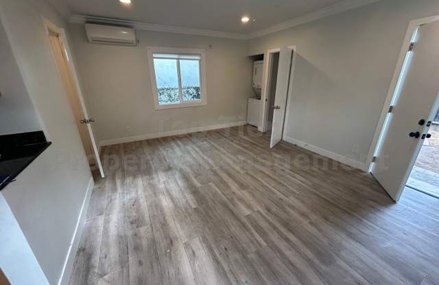 ***Charming Studio Cottage in South Park - Available NOW*** Gallery 3